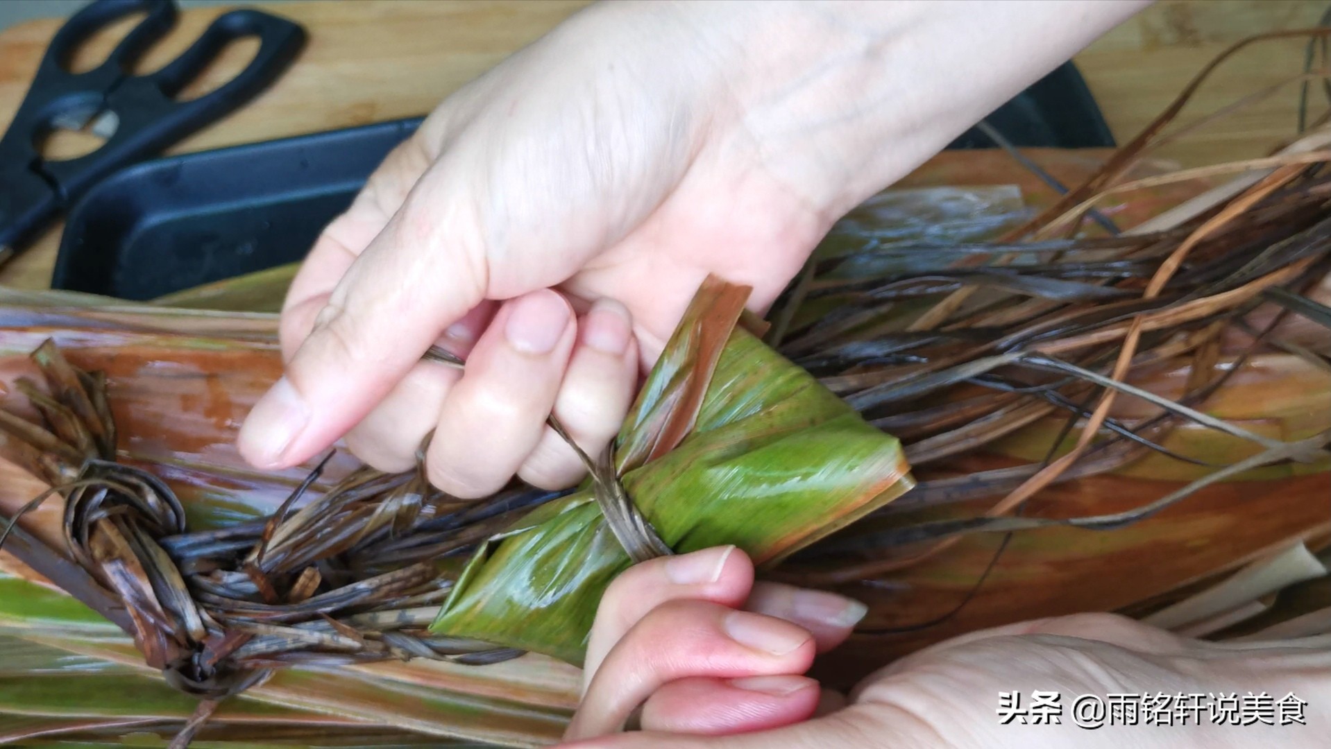 手把手教你包肉粽子，还不会的都看看，学会包给家人吃，咸香软糯