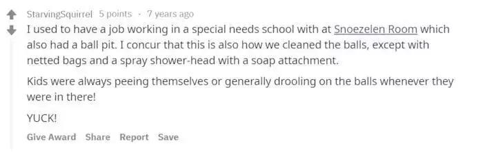 去游乐场海洋球里面玩,去海洋球泳池里面玩耍