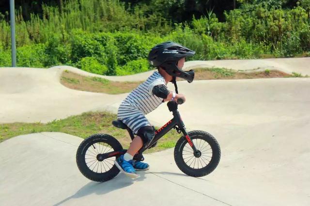孩子平衡感不好对孩子有什么影响,教育专家对孩子平衡力的看法
