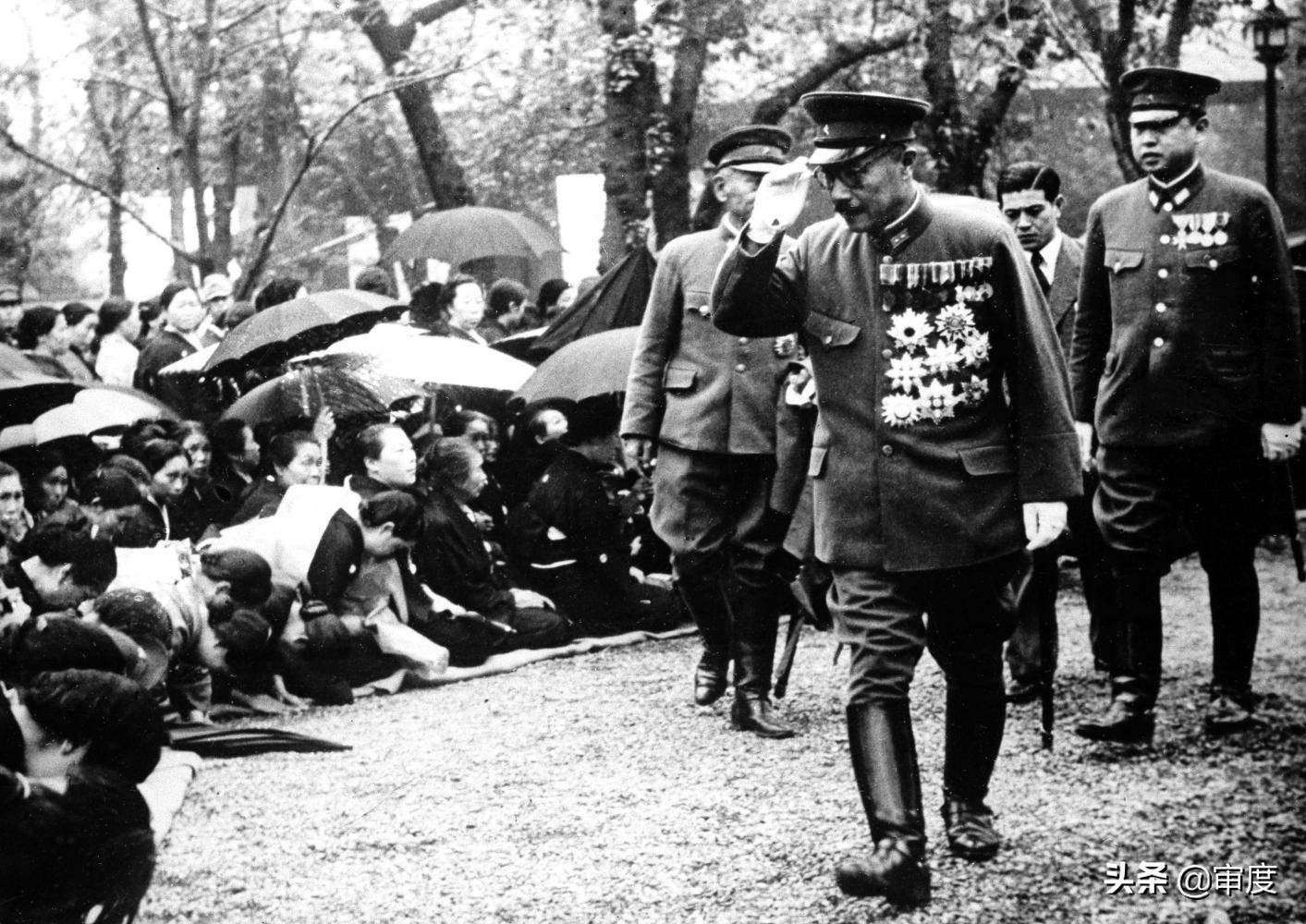 罪恶的“军国之母”：女学生被迫*光脱**衣物上课，每人要生5个孩子