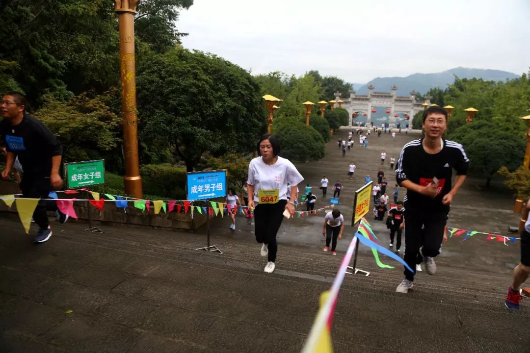 勇攀高峰的运动员,攀登山峰运动员