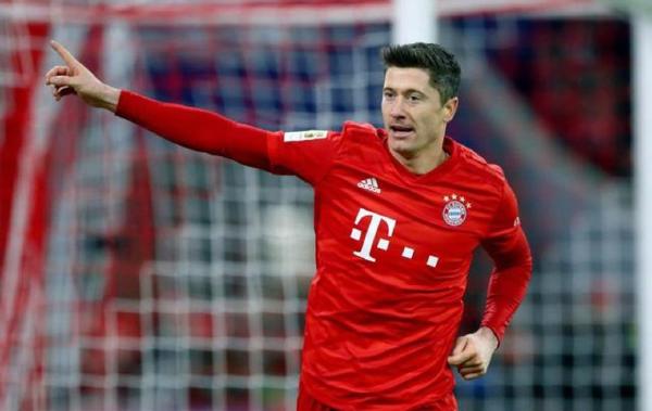 22岁荷兰天才9号：拜仁眼中的莱万接班人，去巴黎会是梅西好搭档