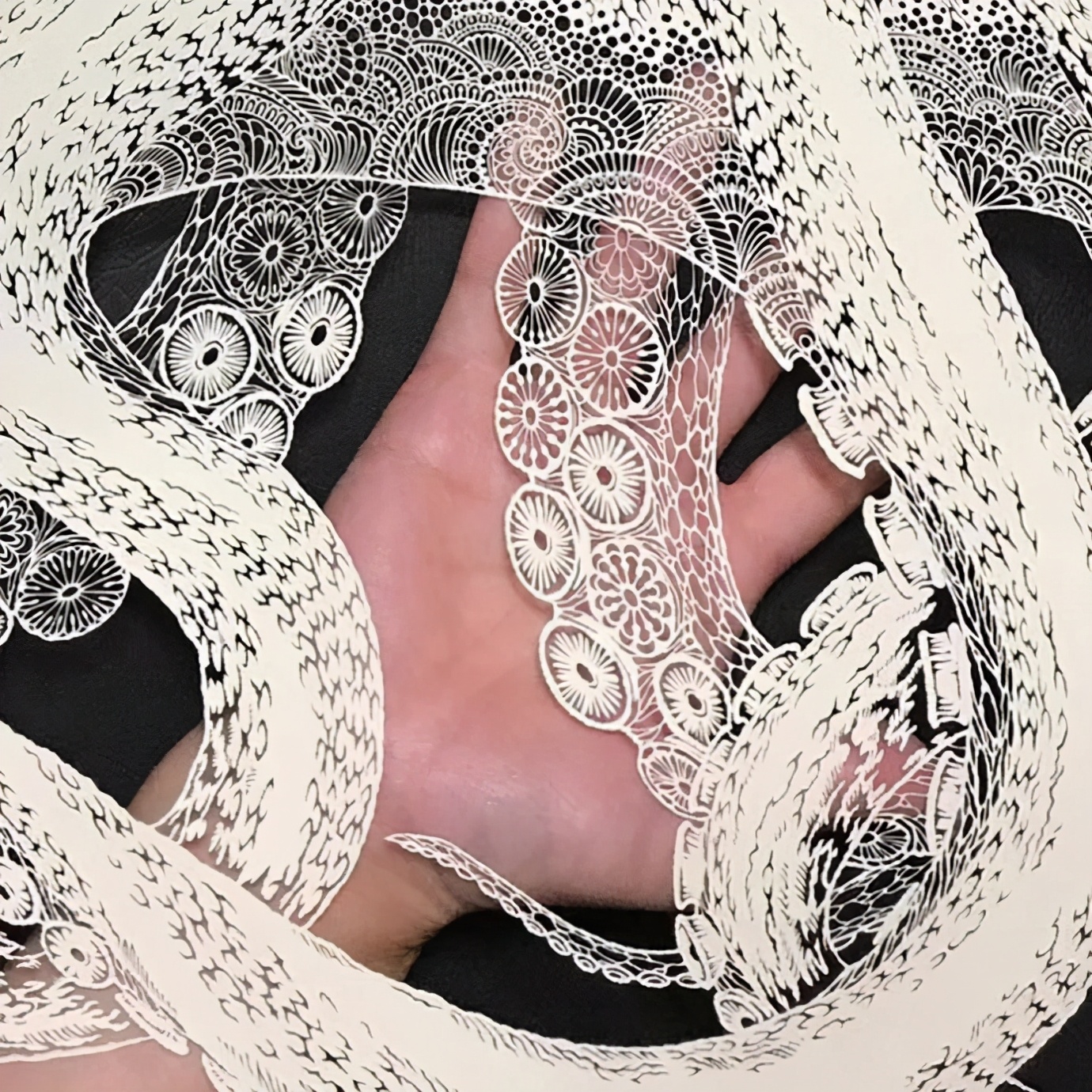 她被称为“刀王”，凭一把破刀，一张破纸，作品征服了全世界