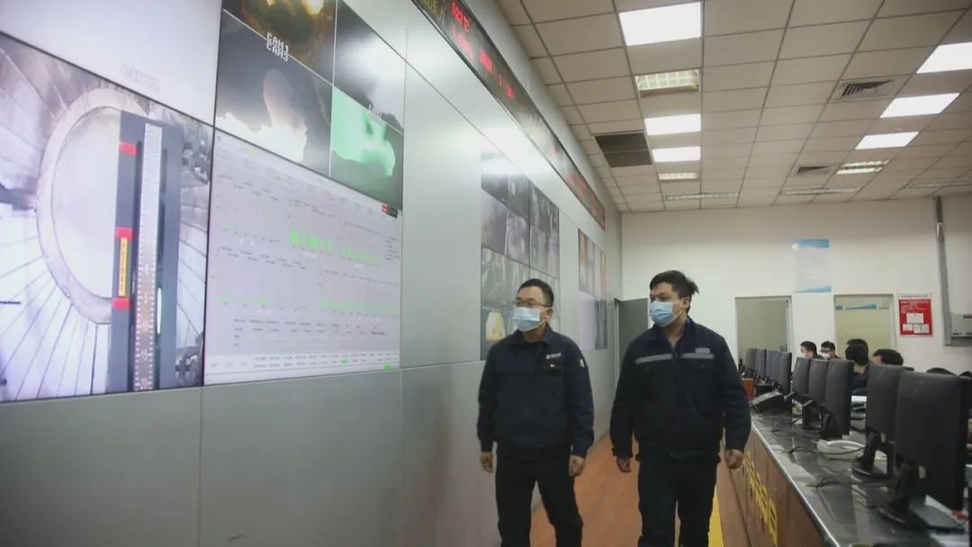 *疆新**楚星能源发展有限公司：坚守岗位过春节的发电工人