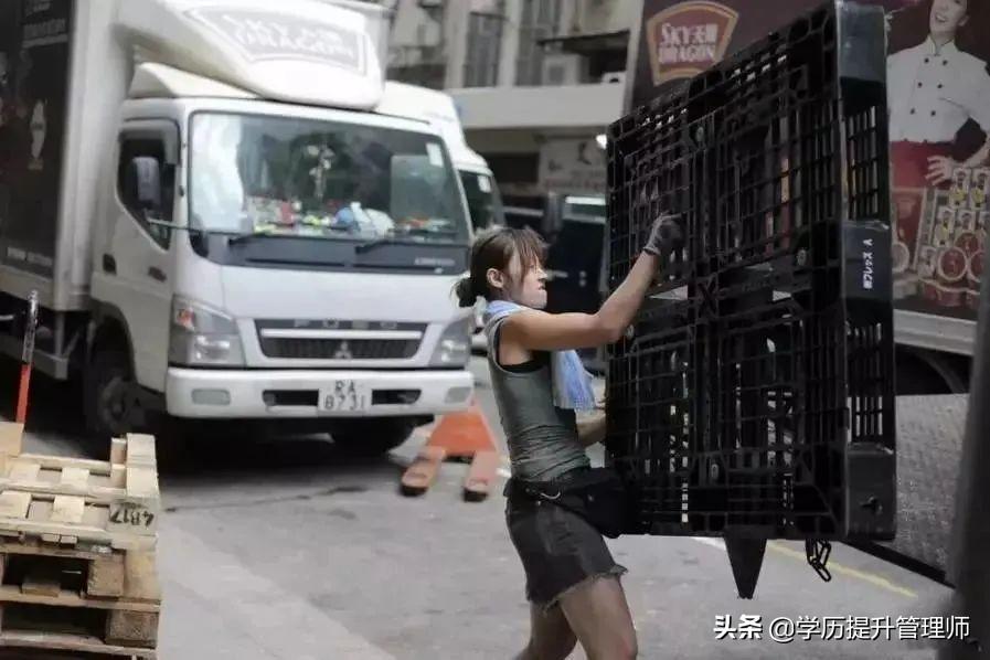 从一夜爆红到被疯狂质疑，最美女搬运工消失背后