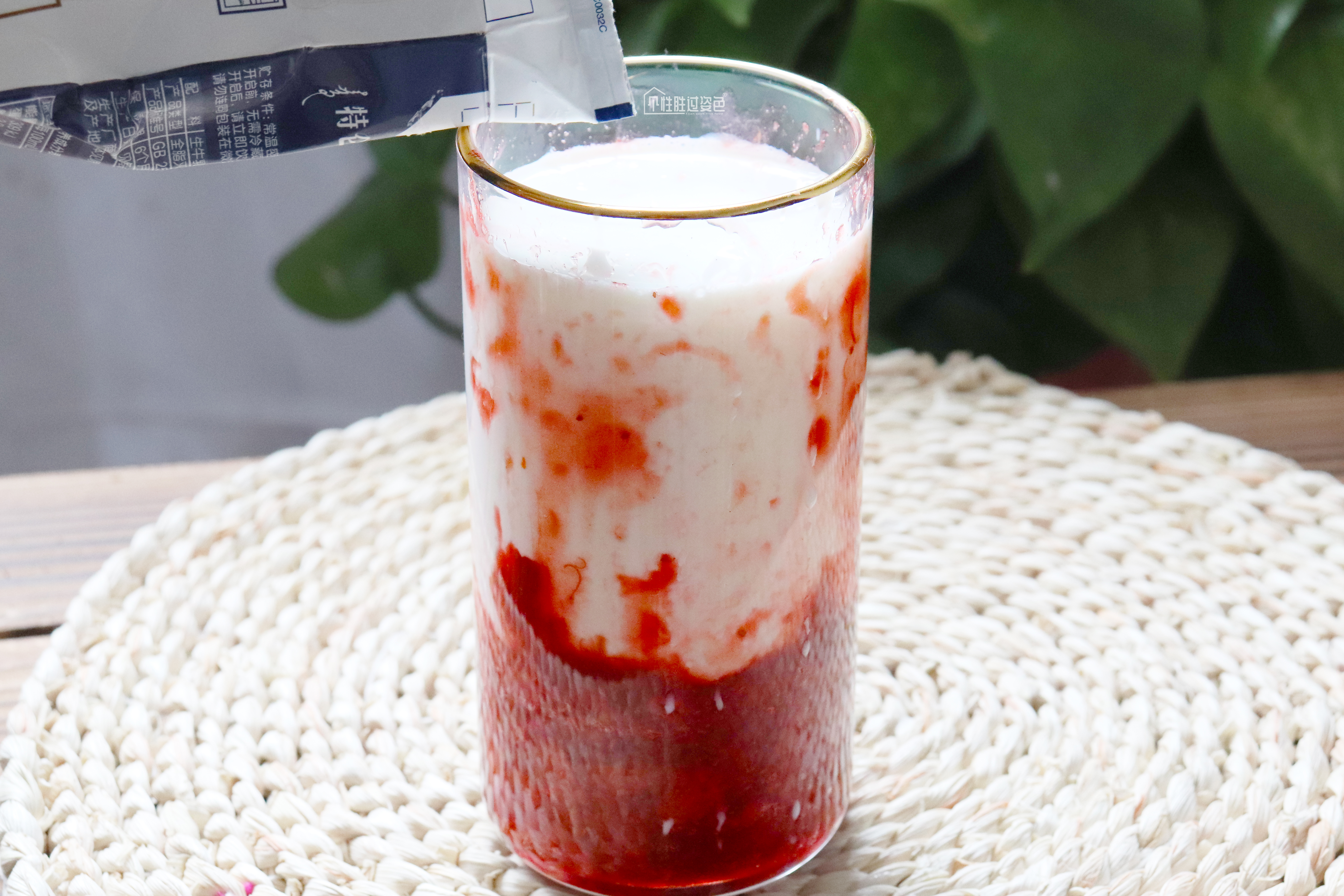 火爆网络的高颜值草莓鲜牛乳来了，喝完这杯我就是头条最甜的仔