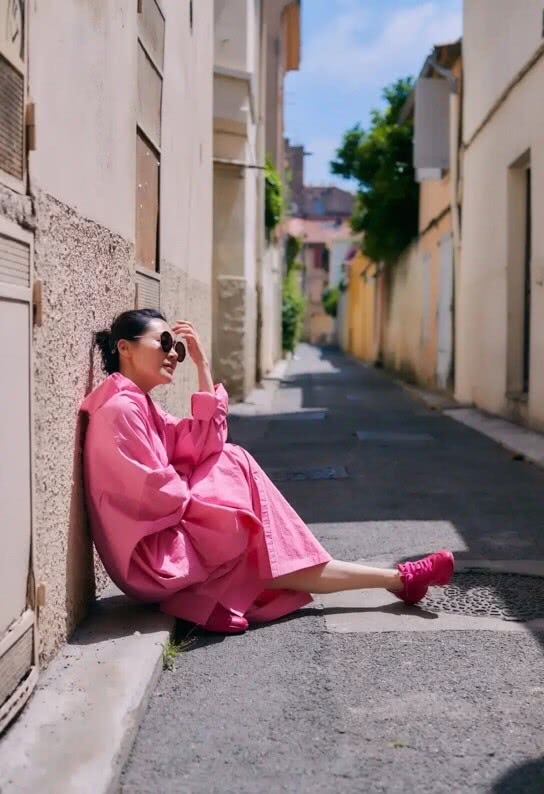 许晴穿着玫红色旅游鞋是啥牌子,许晴黑色长裙搭配图片