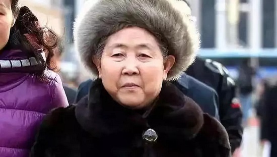 他28岁创业,60岁摆摊几年赚20多亿的真实案例