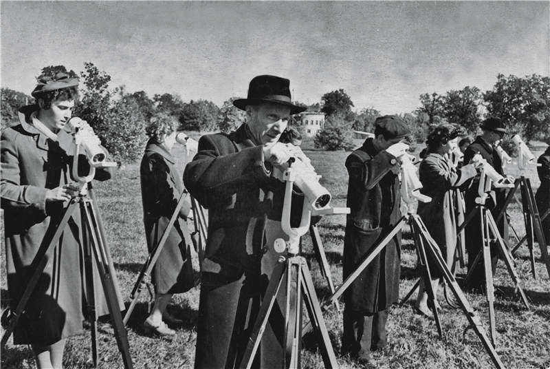 从“阿波罗1号”全体乘员牺牲，到实现20世纪最伟大成就之一，人类登月50年，从悲剧到传奇