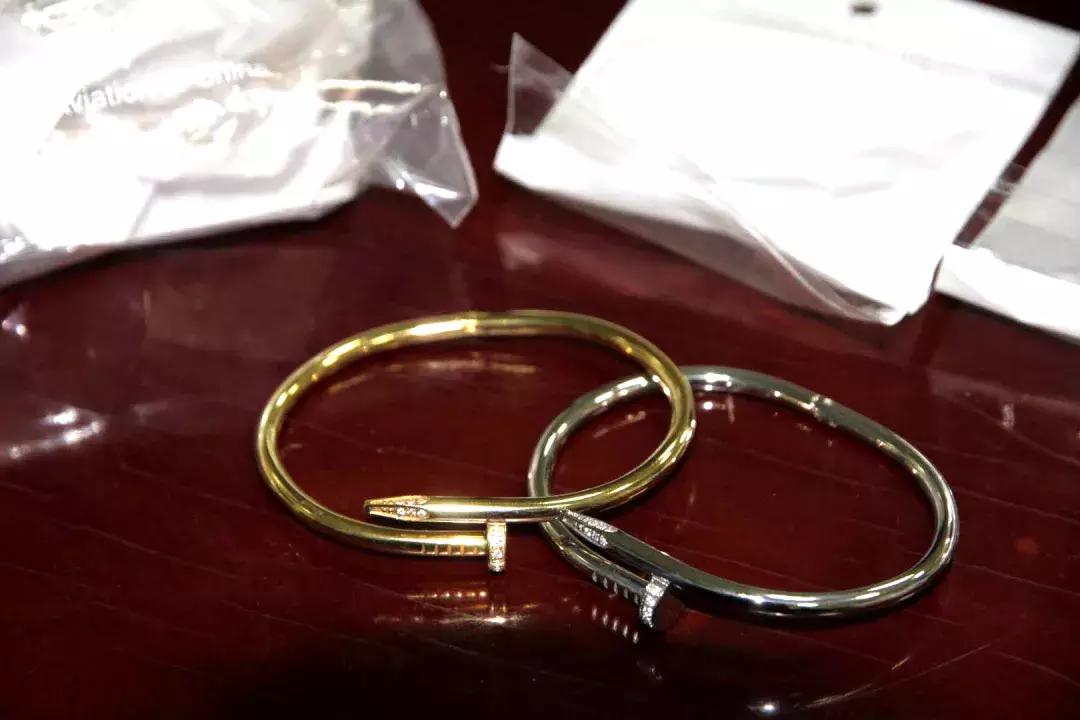 机场海关查扣入境货物,机场海关查获大量国外银行卡