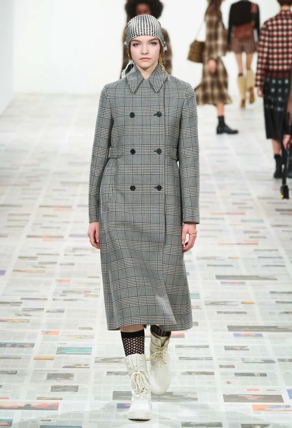 墨绿色格纹大衣怎样搭配好看,短款格纹毛呢大衣的搭配方法