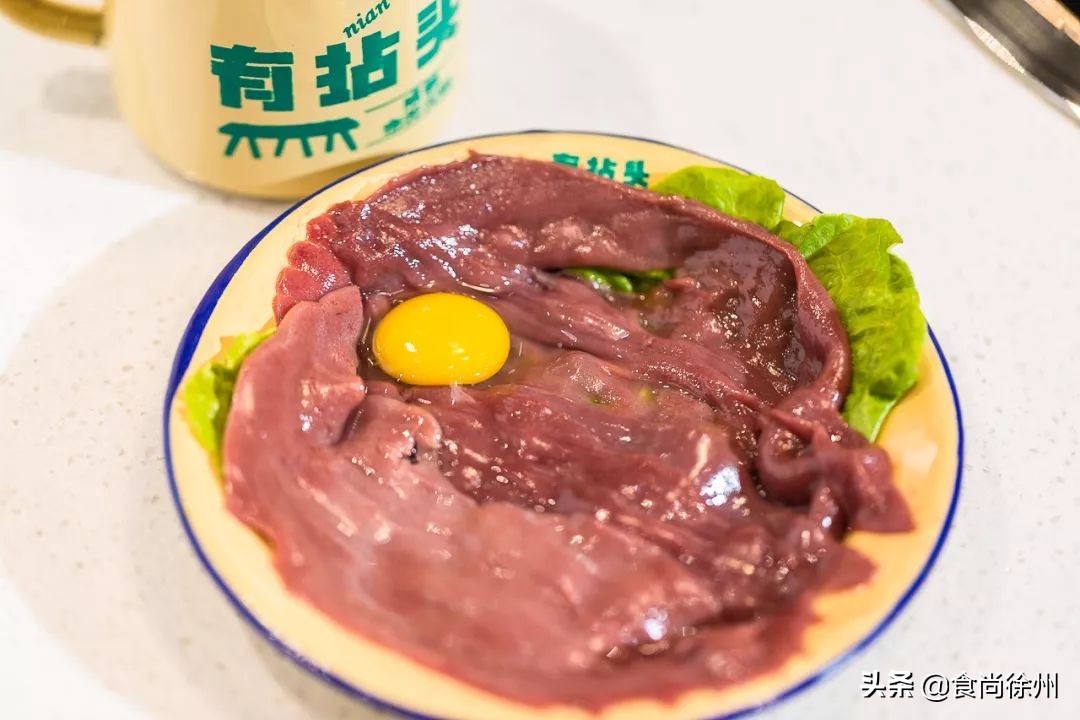 徐州闹市一角，还原了80年代的市井范儿！笸箩上菜，98元吃17样！