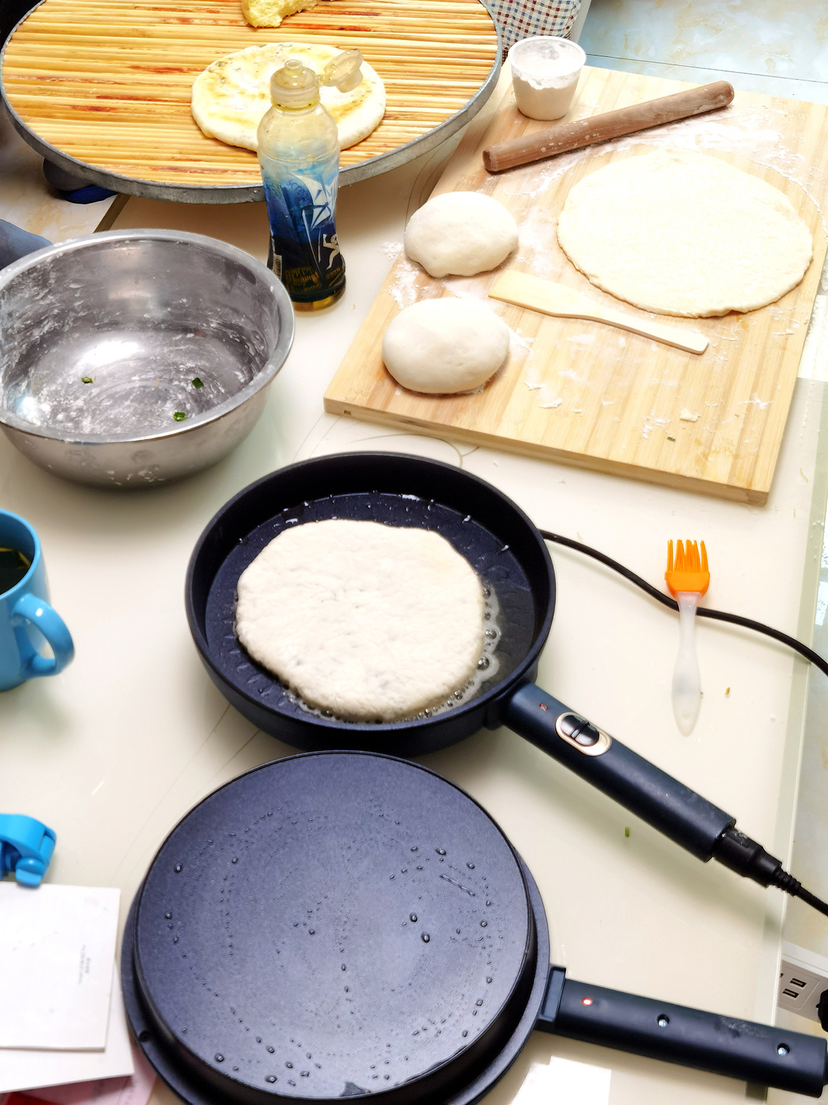小葱鸡蛋锅贴电饼铛的做法,小熊电饼铛鸡蛋饼的做法