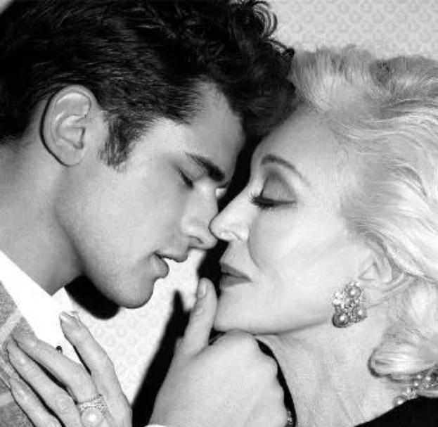 超模女王卡门：三次婚姻不幸，83岁有小鲜肉男友，89岁还上台走秀