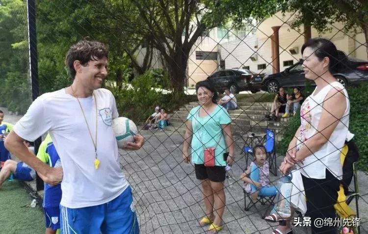 长着外国脸就行!教中国孩子踢球的“洋教练”可能就是一卖小面的