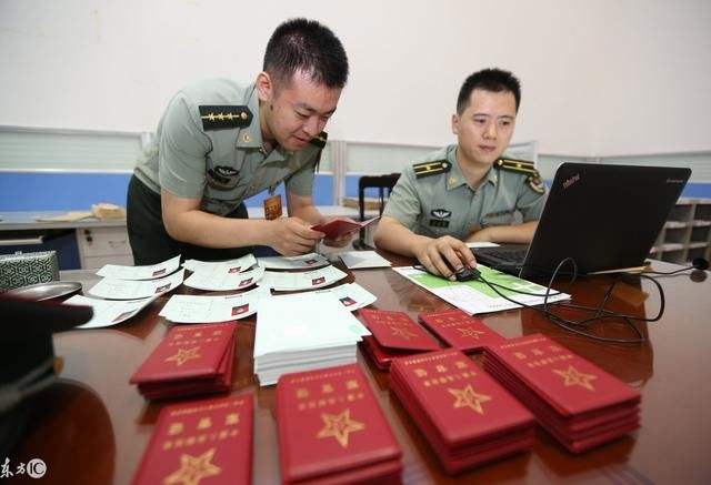 大学本科毕业参军还是考公,大学本科读完入伍还是中途入伍好