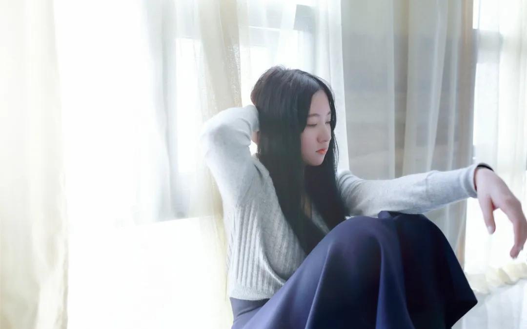 如何染发后头发不干枯毛躁,头发干枯毛躁怎么变柔顺不用发膜