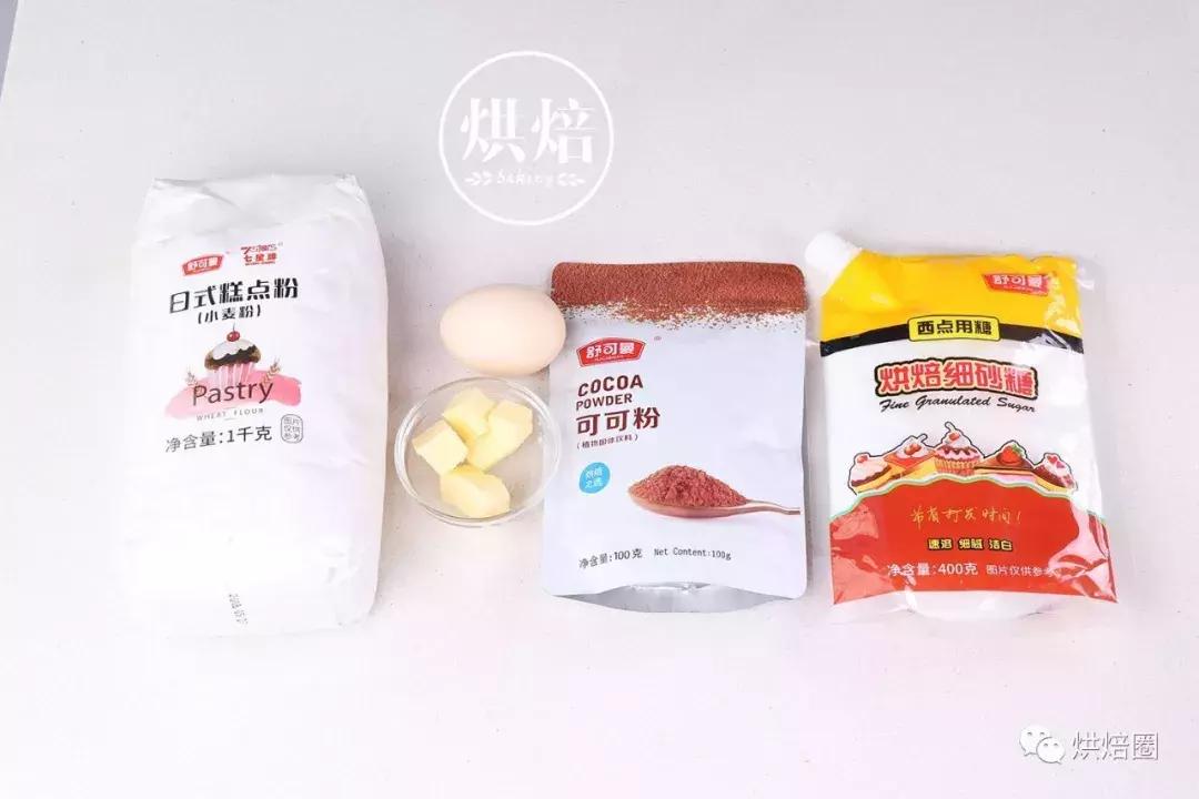 像这样把饼干皮覆在面包上就能烤出一大波孩子都爱的刺猬面包~