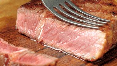 在家做牛排比西餐厅还好吃试试吧,在家也能做出美味的牛排的说说