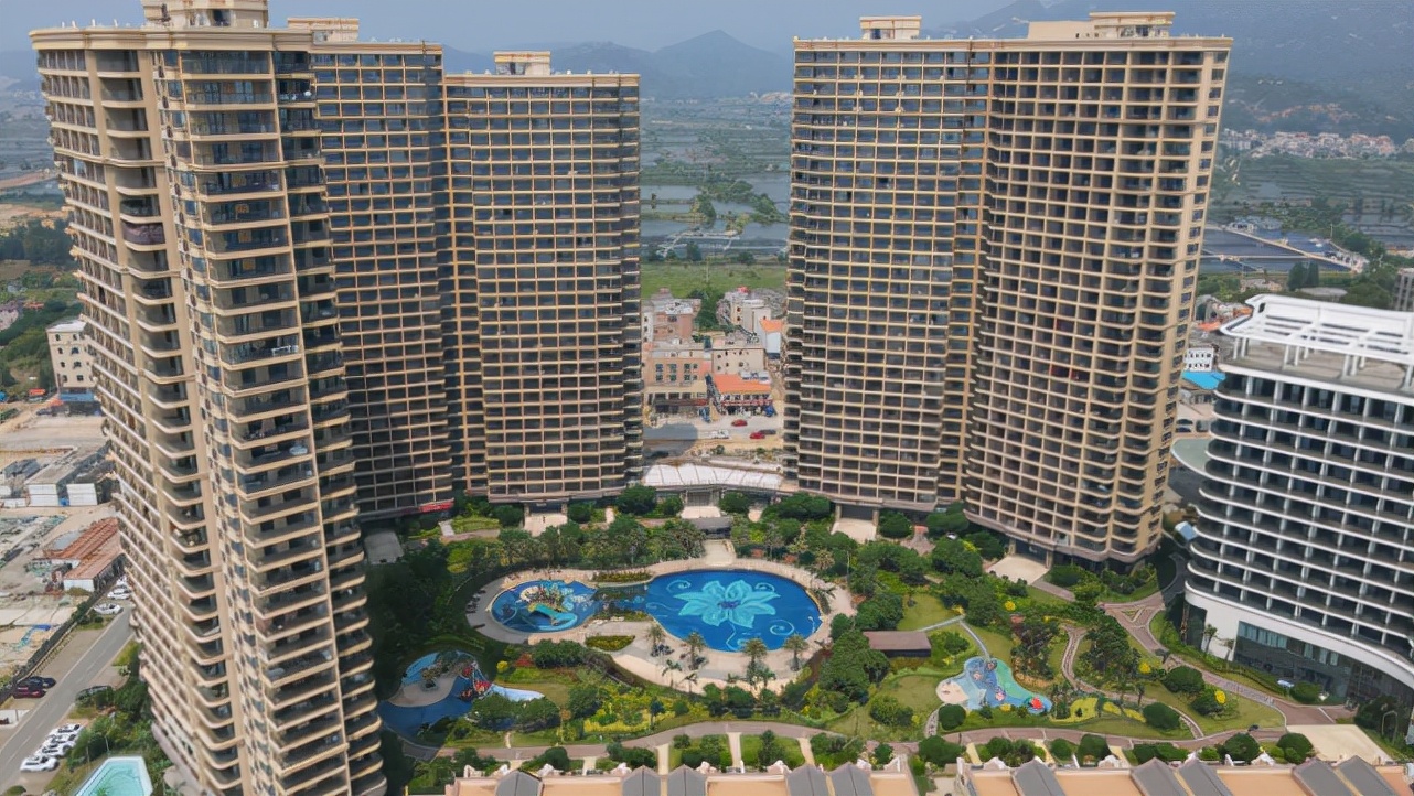 广东一海景房两栋楼倾斜,越贴越近