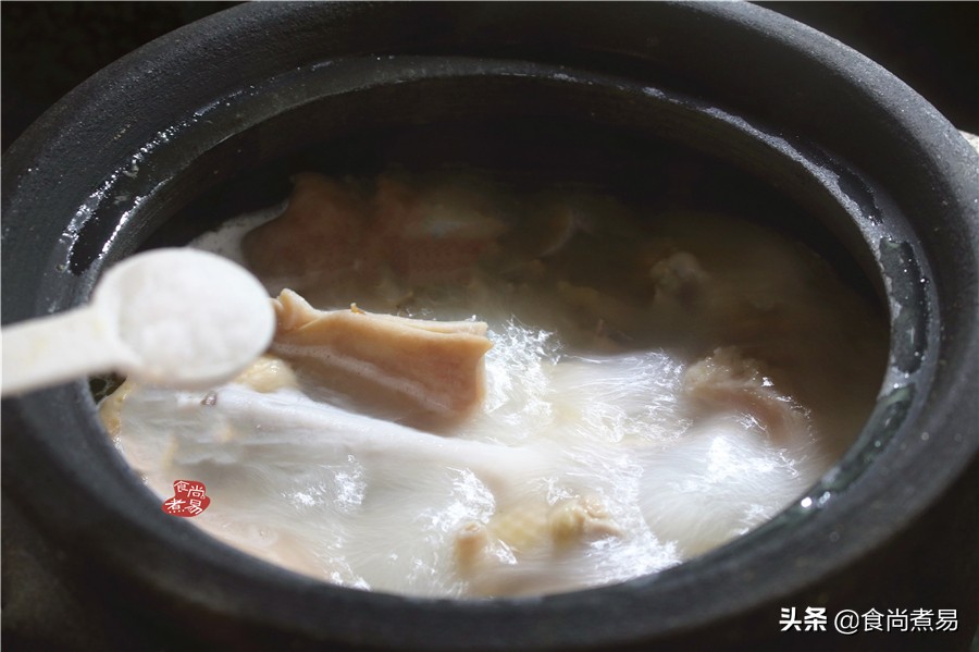 老妈炖的猪肚很好吃,老妈在做猪肚鸡