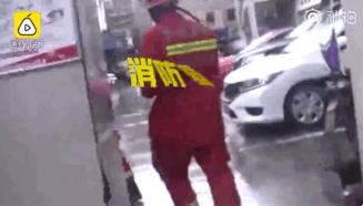 手铐打不开找警察帮忙,手铐打不开求助消防员