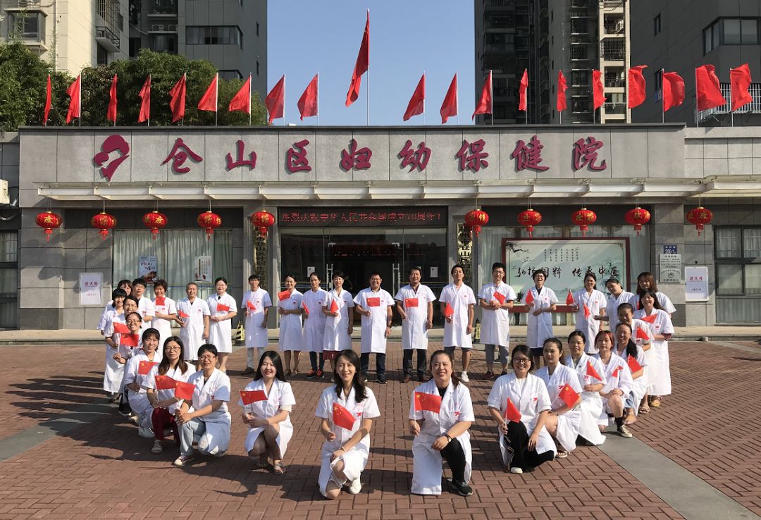 迎国庆街景,迎接国庆换上崭新的国旗