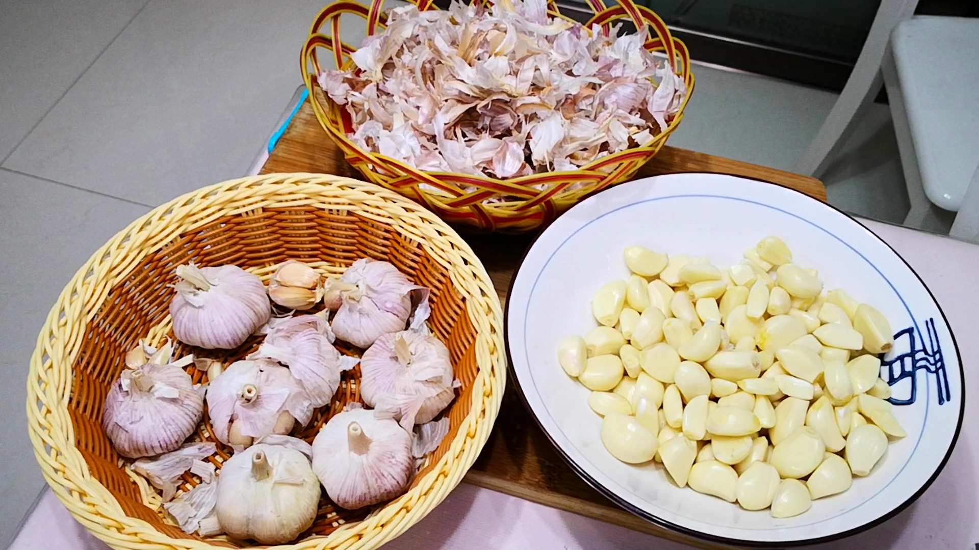 蒜皮自动脱落小窍门,大蒜皮怎样方便脱落