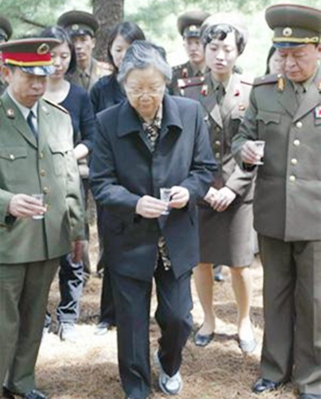 2018年，刘思齐儿子，女儿纪念主席诞辰125周年，表情严肃凝重