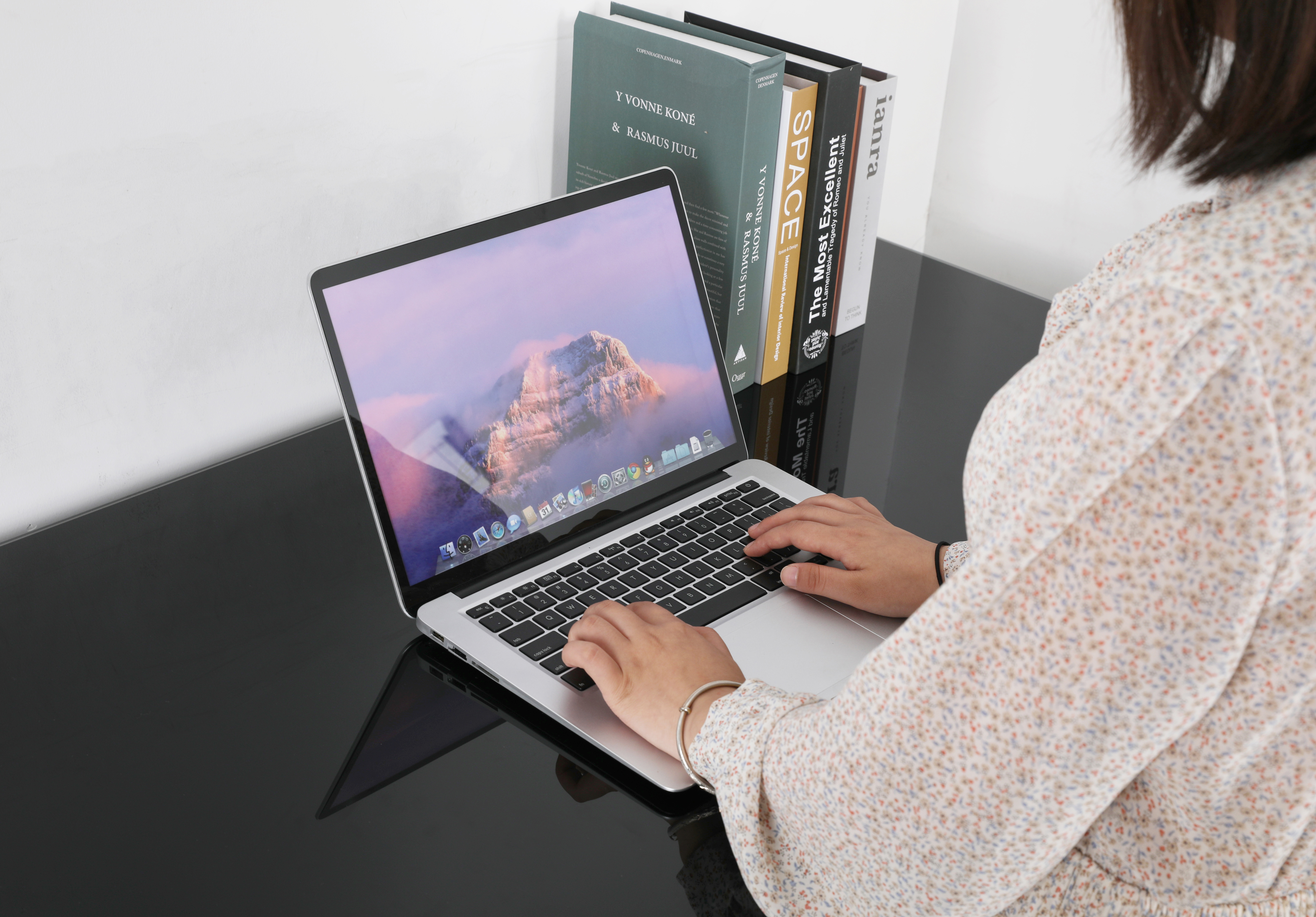 书房布局电脑桌,书房实用打造