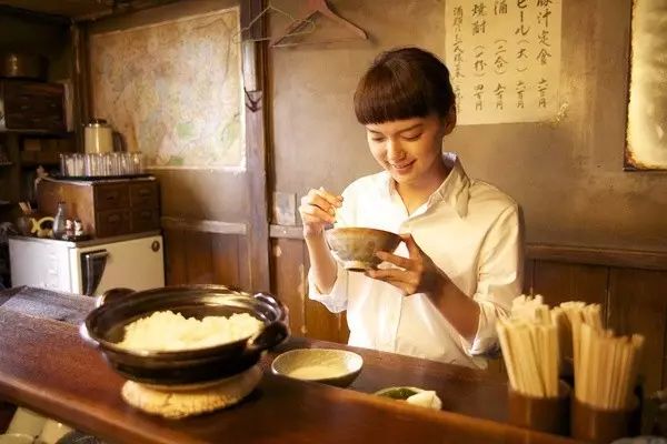 深夜食堂美食总能治愈人,深夜食堂的暖心料理汉堡牛排