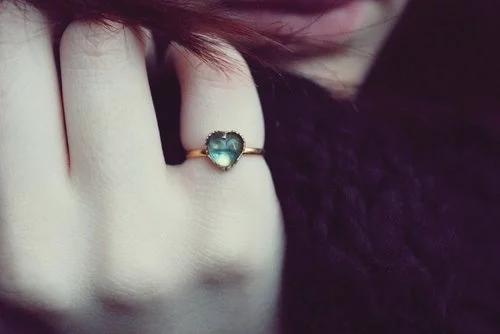 女孩戒指的戴法和意义,戒指的戴法招桃花