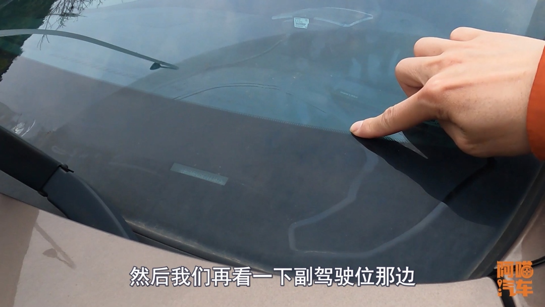 车子挡风玻璃裂一点怎么办,车子挡风玻璃破了去哪里换划算