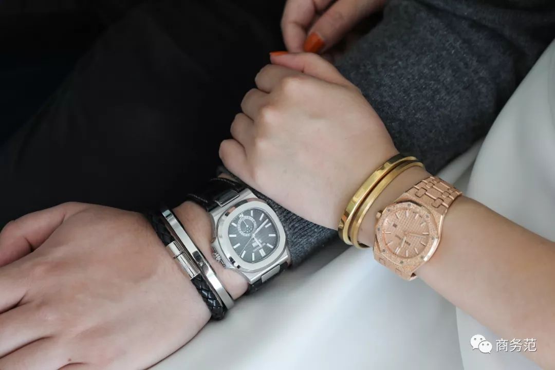 瑞典皇家配饰品牌，几百块戴出万元质感，金色手镯男女戴都好看