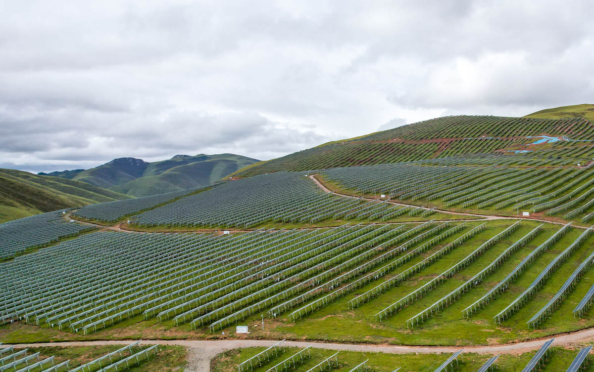 厉害了我的国！*藏西**昌都草原上发现一望无际的牧光互补太阳能基地