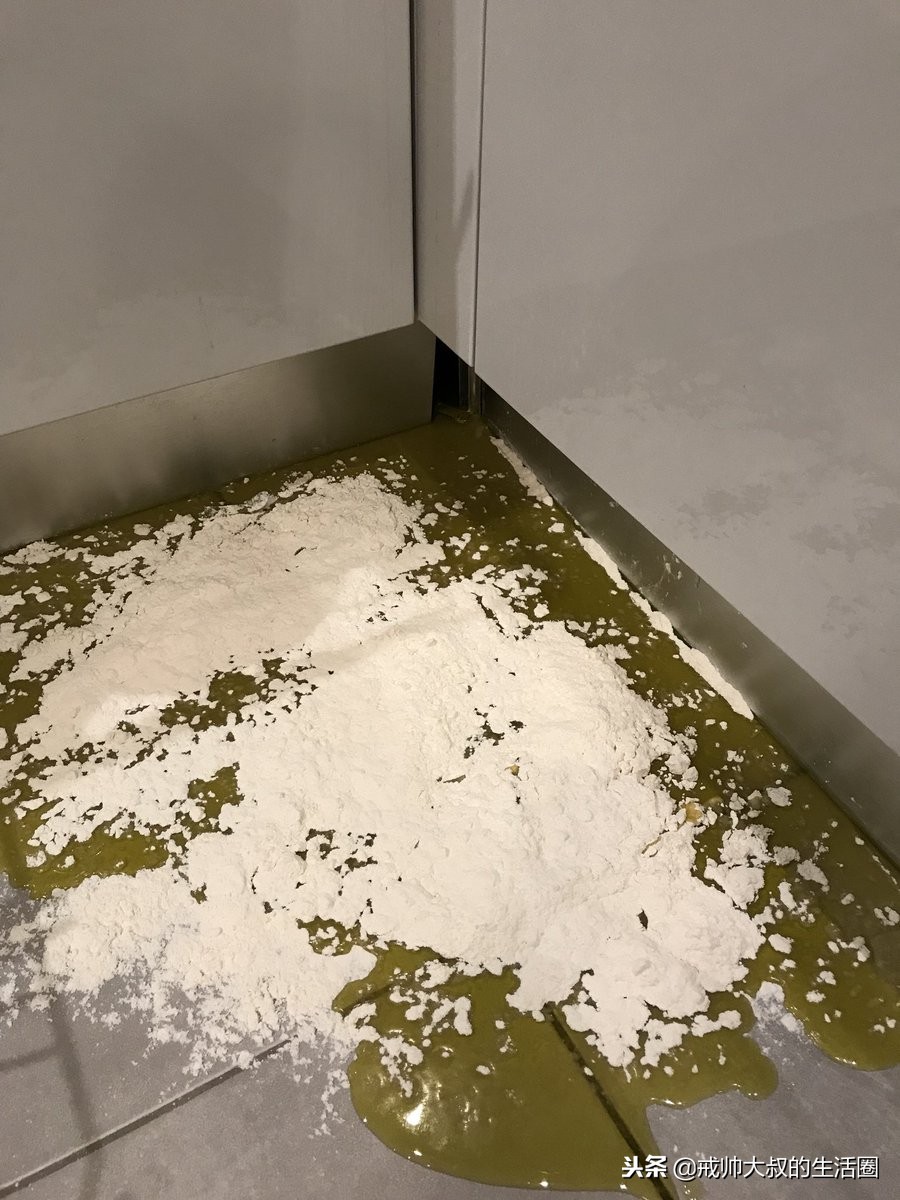 油打翻在地板怎么办,油洒了如何清理