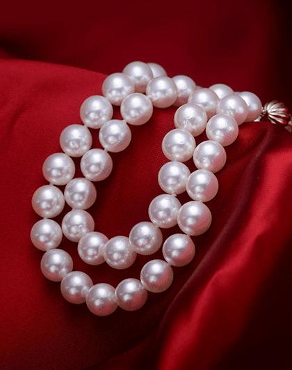 买的银手镯有点变黑怎么回事,买的银手镯没戴就变黑了