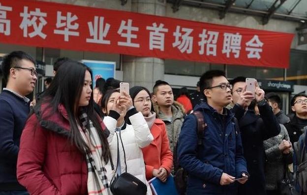 学生刚适应“996”工作制，却又迎来“715”，毕业生叫苦连天