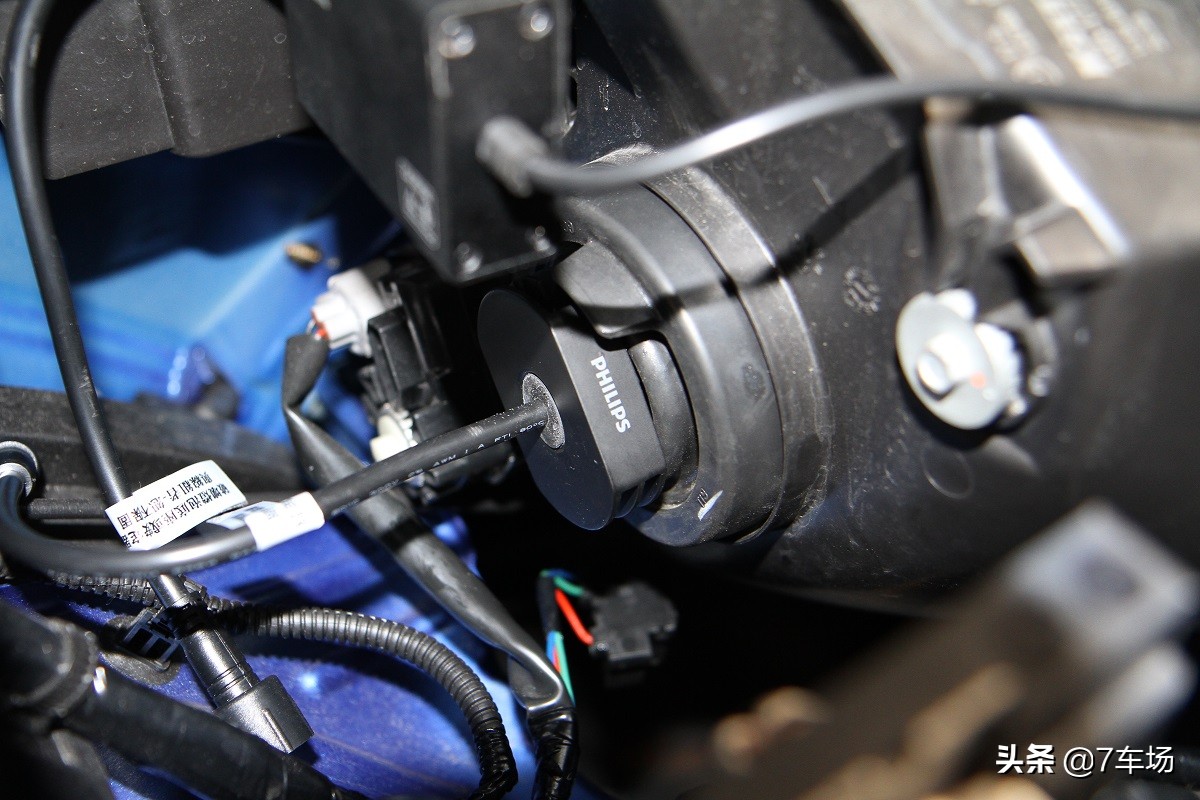 晚上开车车灯刺眼怎么办,车灯卤素灯泡怎么选