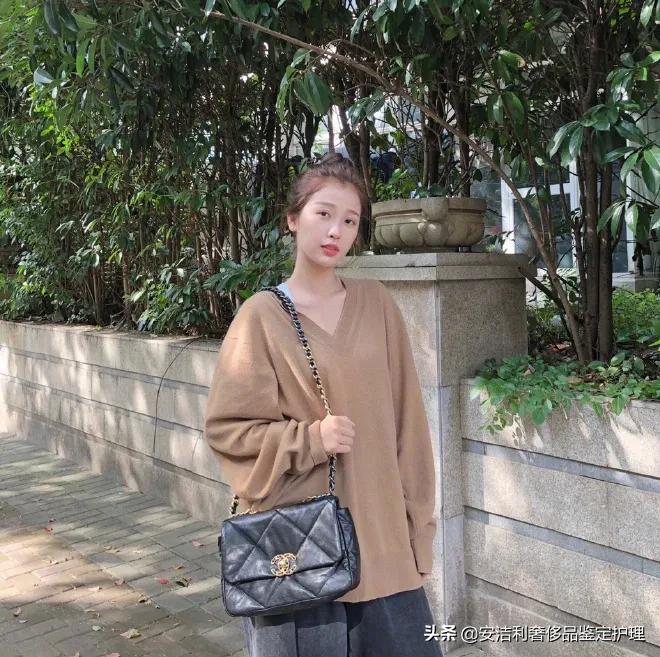 元气少女虞书欣,虞书欣日常百搭斜挎包