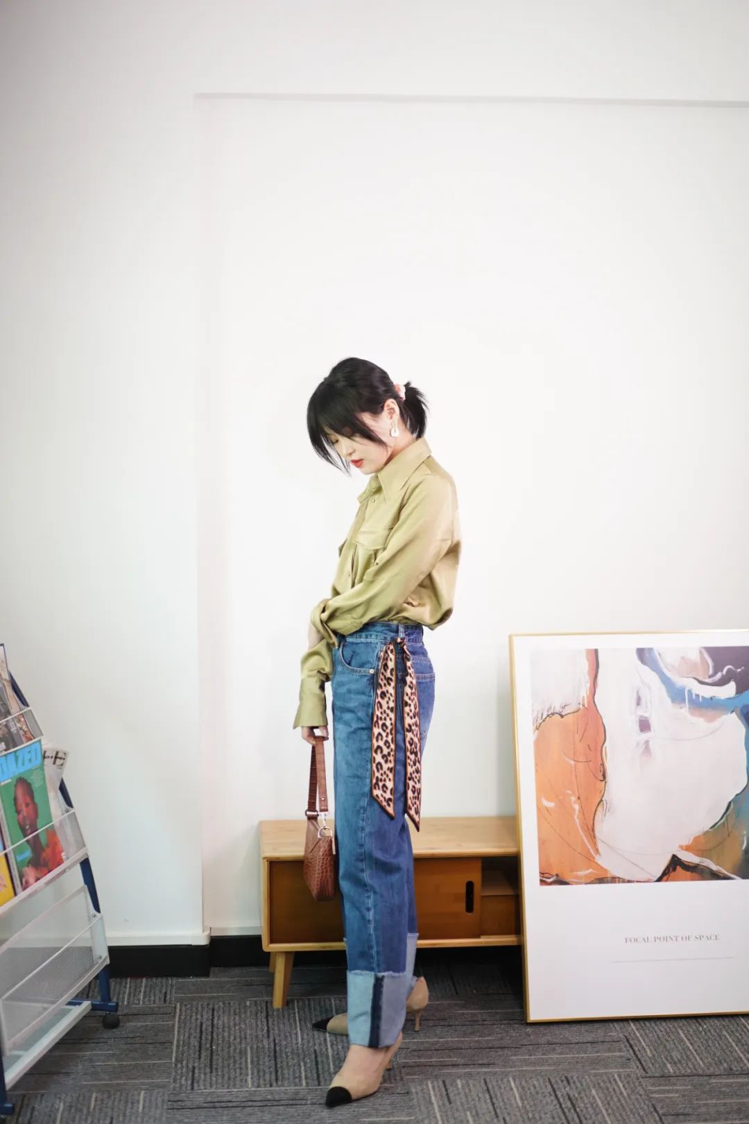 丝巾的5种时髦系法学起来,春季丝巾系法大全搭配大衣