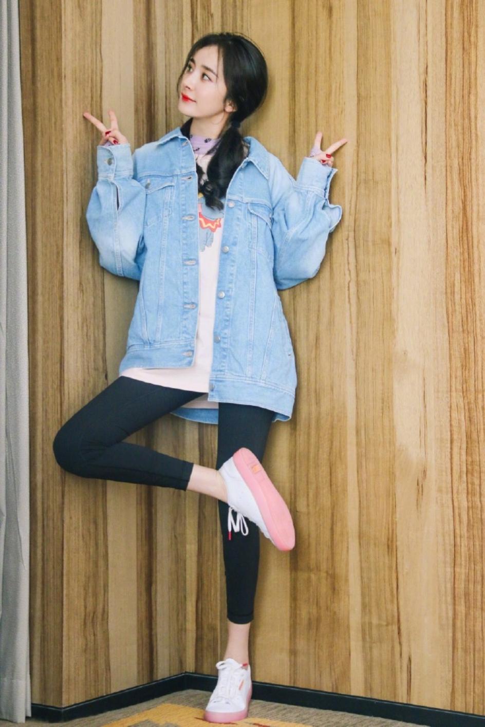 baby穿阔版西装秀蛮腰,baby黑西装造型气场全开