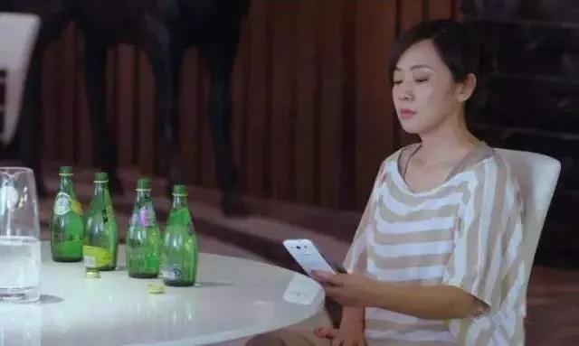 你喝的不是气泡水,是社畜撒不出去的窝囊气