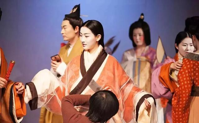 11年复原200套汉服,年轻人重新找回断代300年的汉服