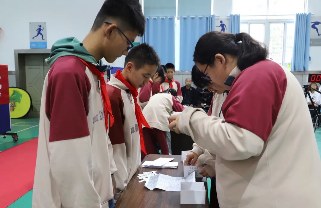 变废为宝垃圾分类创意作品小学,无废校园垃圾分类小制作