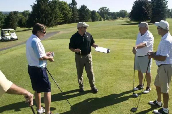 高尔夫规则违规击球,高尔夫规则中不规范打球姿势