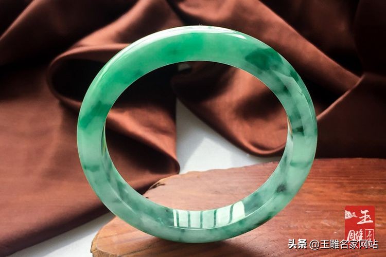 如何鉴别玉镯的真假最直接的方法,怎么辨别玉镯的真假简单方法