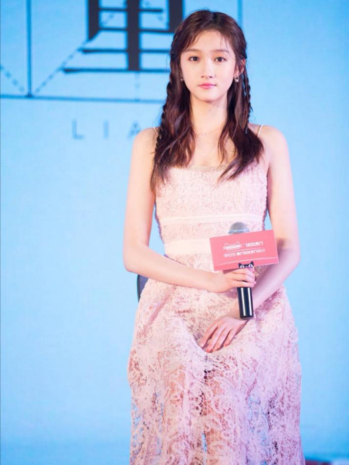 原来关晓彤也有傲人身材,关晓彤恋爱3年