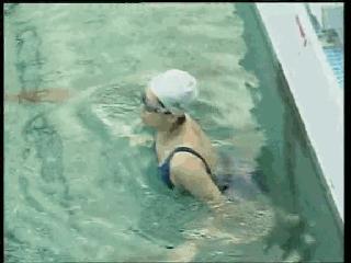 自由泳滚翻转身蹬壁,前滚翻动作练习方法步骤