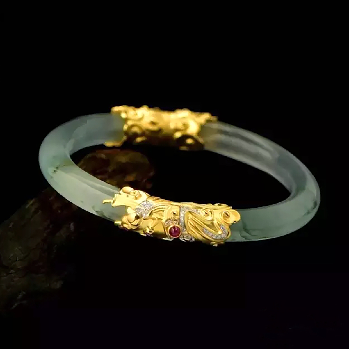 翡翠手镯摔断修复图片,翡翠手镯摔断了修复多少钱